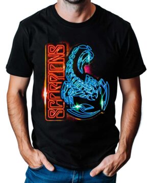 Czarna koszulka z nadrukiem neonowego skorpiona i napisem SCORPIONS na klatce piersiowej, inspirowana zespołem Scorpions.