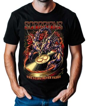 Czarna koszulka męska Scorpions z nadrukiem skorpiona, czerwonych róż i winylu oraz napisem "SCORPIONS 50 YEARS THE STING NEVER FADES".