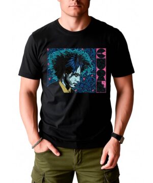 Mężczyzna w czarnej koszulce THE CURE "The Cure x Sperry" z kolorową grafiką i brandingiem The Cure z przodu.