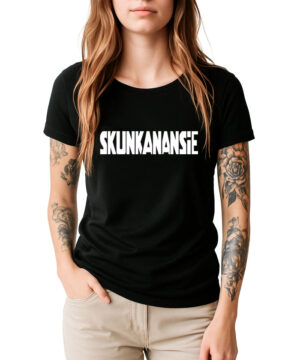 Czarna koszulka damska SKUNK ANANSIE "Logo" z białym napisem, na modelce z długimi włosami i tatuażami na ramionach.