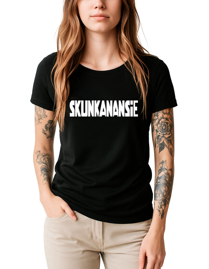 Czarna koszulka damska SKUNK ANANSIE "Logo" z białym napisem, na modelce z długimi włosami i tatuażami na ramionach.