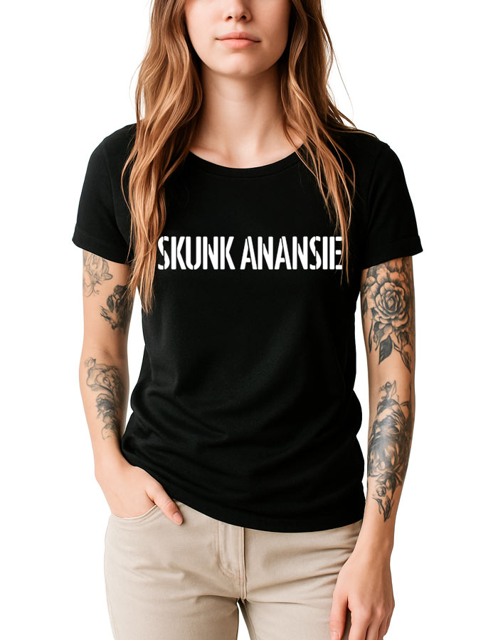 Czarna koszulka damska SKUNK ANANSIE "Sign" z białym napisem, prezentowana przez osobę z tatuażami na rękach.