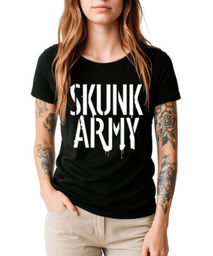 Czarna koszulka damska SKUNK ANANSIE "Skunk Army" z białym nadrukiem, osoba z długimi włosami i tatuażami na rękach.