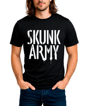 Mężczyzna w czarnej koszulce SKUNK ANANSIE z dużym białym napisem "Skunk Army" w stylu szablonu na przodzie.
