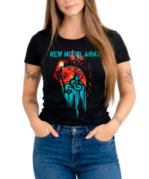 NEW MODEL ARMY "Desert Horse" koszulka damska, czarna, z kolorowym nadrukiem konia i logo zespołu. Modelka w jeansach.