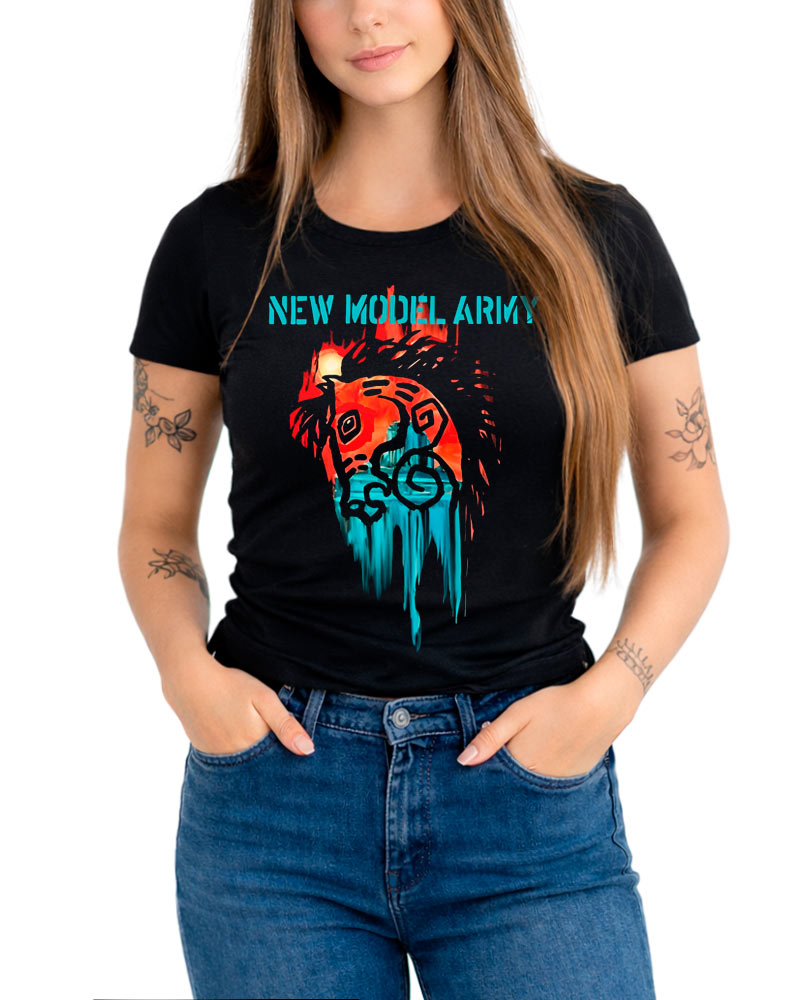 NEW MODEL ARMY "Desert Horse" koszulka damska, czarna, z kolorowym nadrukiem konia i logo zespołu. Modelka w jeansach.