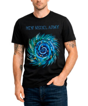 Czarna koszulka NEW MODEL ARMY "Spiral" z niebiesko-zielonym wzorem spiralnym na przodzie, prezentowana przez mężczyznę.