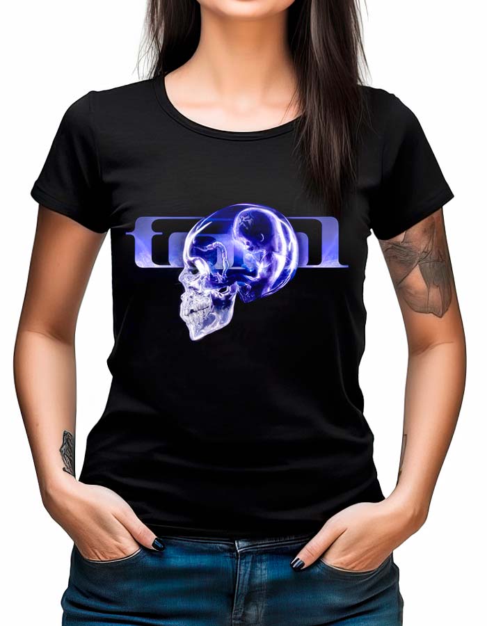 Czarna koszulka TOOL "Fetus in Skull Maquette" z niebieskim nadrukiem czaszki i logo Tool, model ma ręce w kieszeniach jeansów.