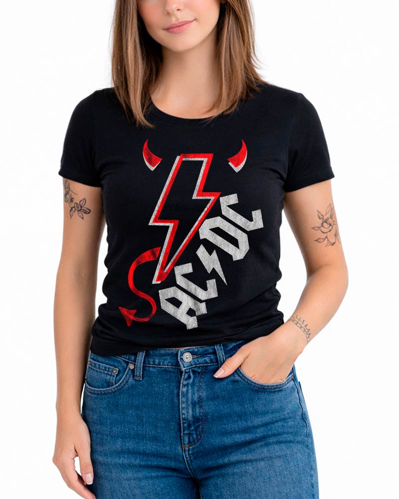 tshirt-damski-czarny-acdc-Devil-Horns-and-Tail Czarna koszulka ACDC z czerwonym motywem rogów i pioruna, kobieta w jeansach, jedna ręka w kieszeni.