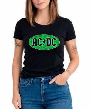 Czarna koszulka damska ACDC Shamrock Logo z zielonym logo AC/DC w koniczynki, stylowa propozycja do niebieskich jeansów.