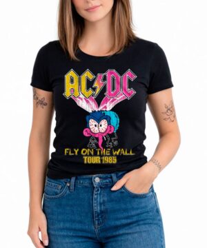 Czarna koszulka damska ACDC "Fly on the wall" z grafiką trasy 1985 i muchą, założona do niebieskich jeansów.