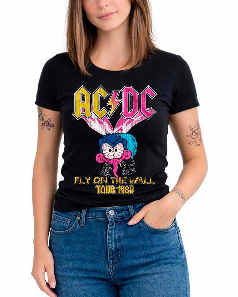 Czarna koszulka damska ACDC "Fly on the wall" z grafiką trasy 1985 i muchą, założona do niebieskich jeansów.
