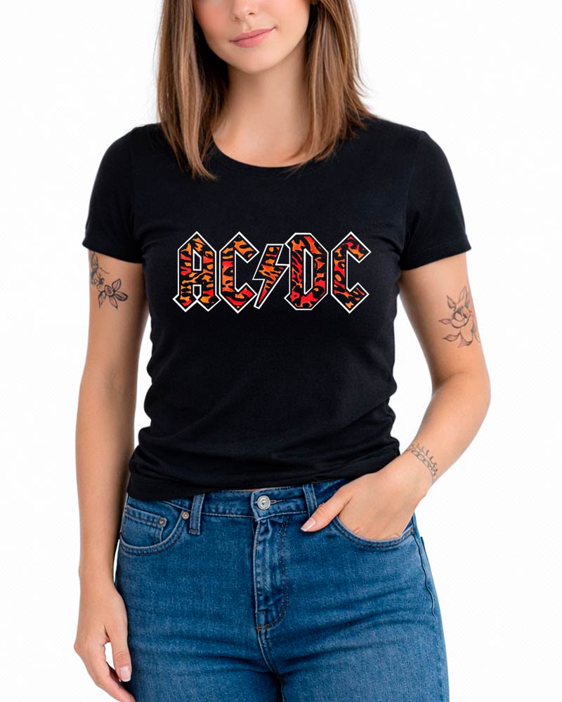 tshirt-damski-czarny-acdc-leopard-logo Kobieta w czarnej koszulce damskiej ACDC "Leopard logo", niebieskie jeansy, widoczne tatuaże na obu ramionach.