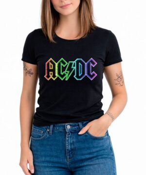 Czarna koszulka damska ACDC "Rainbow logo" widoczna na osobie stojącej z ręką w kieszeni, widoczne tatuaże na przedramionach.