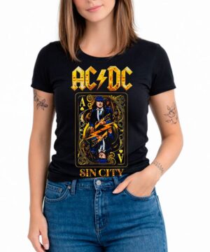 Kobieta ubrana w czarną koszulkę ACDC "Sin City" z grafiką asa pik i gitarzysty, w połączeniu z niebieskimi dżinsami.