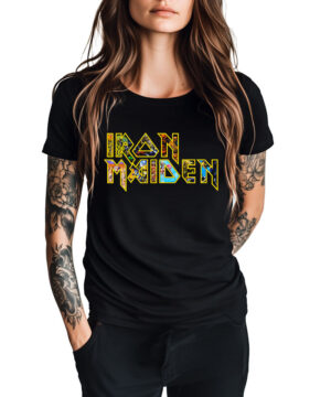 Czarna koszulka IRON MAIDEN z logo Eddie, noszona przez kobietę z tatuażami; czarne spodnie, białe tło.