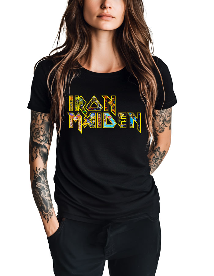 Czarna koszulka IRON MAIDEN z logo Eddie, noszona przez kobietę z tatuażami; czarne spodnie, białe tło.
