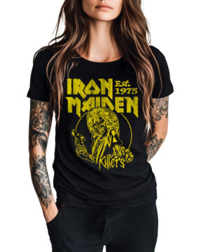 Czarna koszulka IRON MAIDEN "Killers vintage" z żółtym nadrukiem, prezentowana przez osobę z długimi włosami i tatuażami.