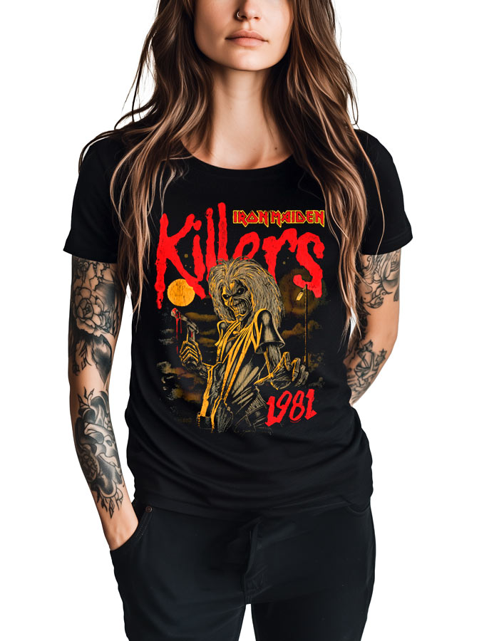 tshirt-damski-czarny-iron-maiden-killers Czarna koszulka damska IRON MAIDEN "Killers" z nadrukiem Eddie z siekierą, prezentowana przez kobietę z tatuażami na rękach.