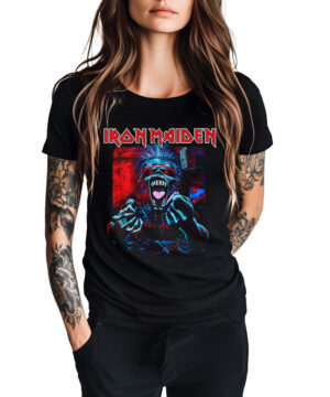 Czarna damska koszulka IRON MAIDEN "Read Dead One" z wyrazistym nadrukiem, prezentowana przez osobę z tatuażami na ramionach.
