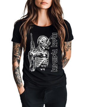 Kobieta z długimi włosami w czarno-białej koszulce damskiej IRON MAIDEN "Somewhere in Time" z grafiką robota, tatuaże.