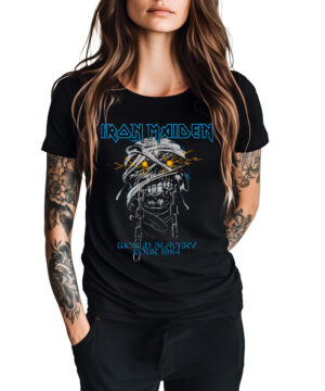Czarna koszulka IRON MAIDEN "World Slavery Tour 1984" z grafiką mumii i błyskawic, prezentowana na osobie na białym tle.