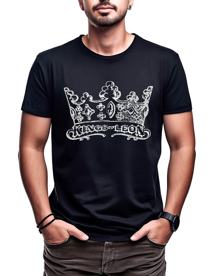 Czarna koszulka KINGS OF LEON "Crown" z białą grafiką korony i napisem Kings of Leon na przodzie, noszona przez mężczyznę.