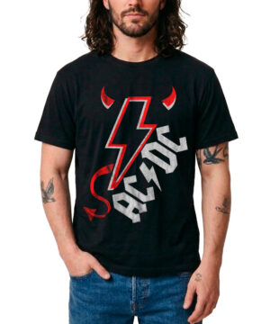 Czarna koszulka ACDC "Devil Horns and Tail" z czerwoną grafiką błyskawicy i rogu, noszona przez mężczyznę z ręką w kieszeni.