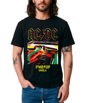 Mężczyzna w czarnej koszulce ACDC "Imola PWR UP Tour" z czerwonym bolidem F1 oraz kolorowym napisem, jedna ręka w kieszeni.