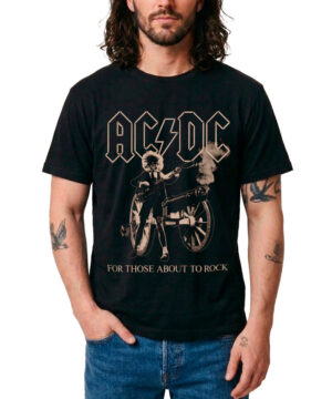 Mężczyzna w czarnej koszulce ACDC "For those about to rock Angus", z jedną ręką w kieszeni, widok produktu z przodu.