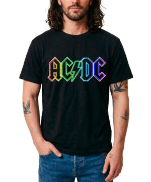 Czarna koszulka ACDC "Rainbow logo" z tęczowym logo AC/DC, model stoi z jedną ręką w kieszeni.