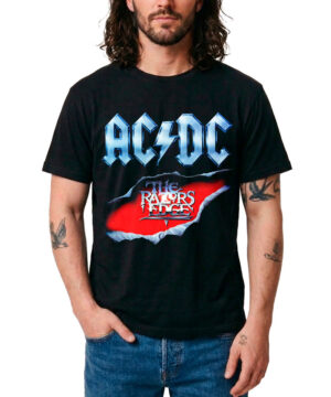 Czarna koszulka ACDC "The Razors Edge" na osobę, z jedną ręką w kieszeni jeansów. Koszulka z nadrukiem na przodzie.