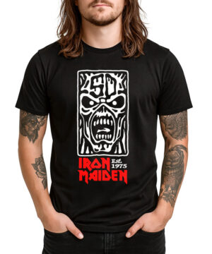 Czarna koszulka IRON MAIDEN "Eddie stamp" z białą czaszką i czerwonym napisem "Est. 1975", model unisex, długie włosy.