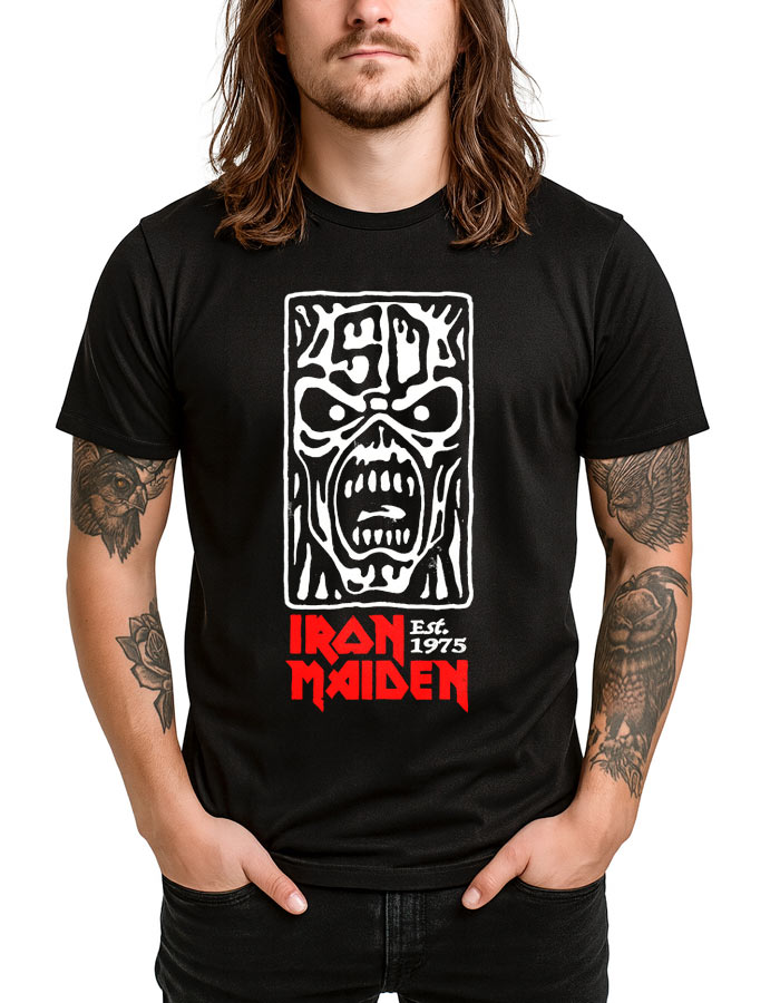 tshirt-meski-czarny-iron-maiden-eddie-stamp Czarna koszulka IRON MAIDEN "Eddie stamp" z białą czaszką i czerwonym napisem "Est. 1975", model unisex, długie włosy.