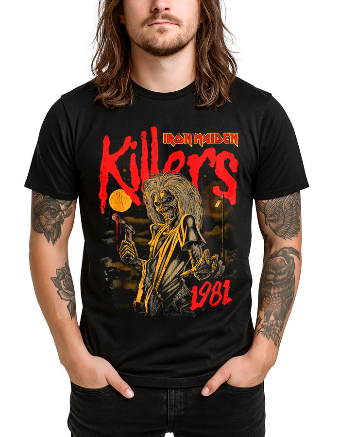 Czarna koszulka IRON MAIDEN "Killers" z nadrukiem maskotki zespołu z siekierą, noszona przez osobę z długimi włosami i tatuażami.