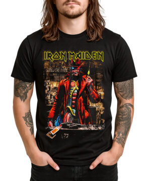 Czarna koszulka męska IRON MAIDEN "Stranger" z kolorową grafiką, prezentowana przez osobę z długimi włosami i tatuażami.