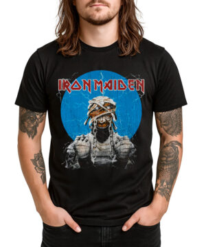 Czarna męska koszulka IRON MAIDEN World Slavery Tour 1984 Mumia z logo zespołu i grafiką mumii, widoczna na tle niebieskim.