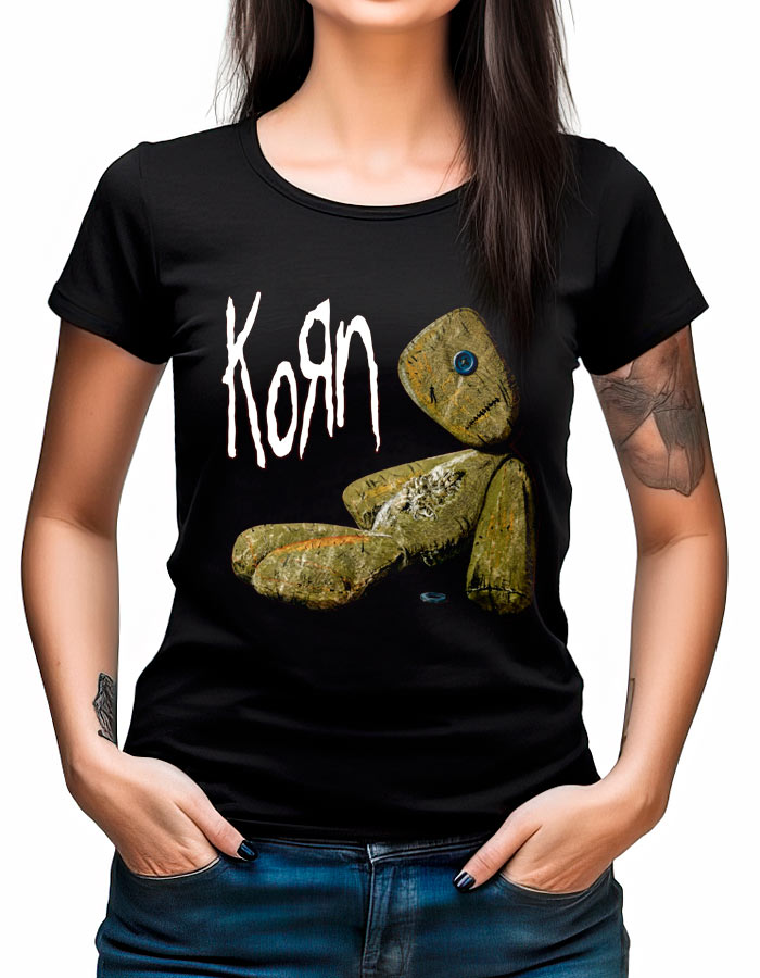 tshirt-muzyczny-czarny-damski-korn-issues-doll-vintage Czarna koszulka damska KORN "Issues doll vintage" z napisem Korn i grafiką szmacianej lalki na przodzie.