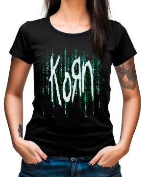 Koszulka damska KORN "Matrix" czarna z białym logo i zielonym tłem inspirowanym Matrixem. Modelka w jeansach.
