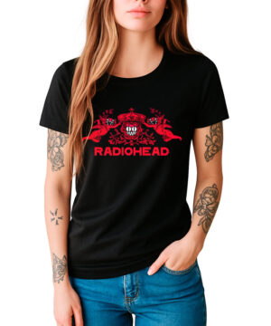 Czarna damska koszulka RADIOHEAD "Bear Crest" z czerwonym nadrukiem, widoczne tatuaże na ramionach, ręka w kieszeni.