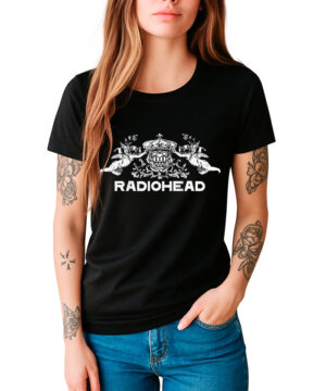 Kobieta w czarnej koszulce damskiej RADIOHEAD "Bear Crest White" z białym nadrukiem, założona do niebieskich jeansów.