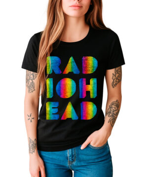 Damski t-shirt RADIOHEAD "Rainbow cutout", czarny z kolorowym logo. Modelka z wytatuowanymi ramionami, jedna ręka w kieszeni dżinsów.