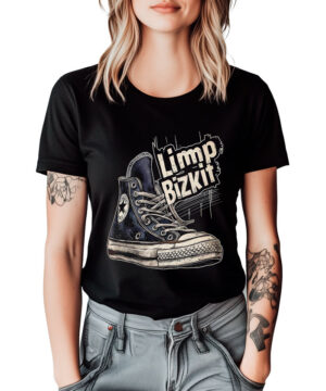 Koszulka damska LIMP BIZKIT "Converse" w kolorze czarnym z nadrukiem trampka, prezentowana na osobie z tatuażami na rękach.