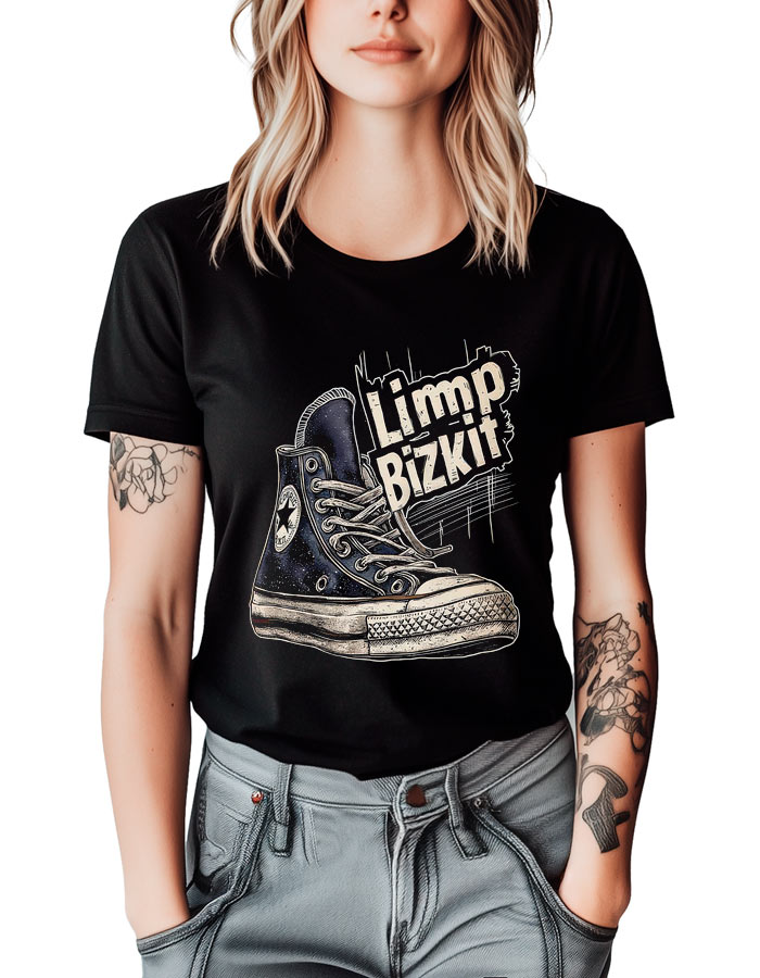 Koszulka damska LIMP BIZKIT "Converse" w kolorze czarnym z nadrukiem trampka, prezentowana na osobie z tatuażami na rękach.
