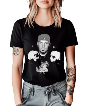 Czarna damska koszulka LIMP BIZKIT z grafiką Freda Dursta w czapce do tyłu. Na zdjęciu modelka z tatuażami.