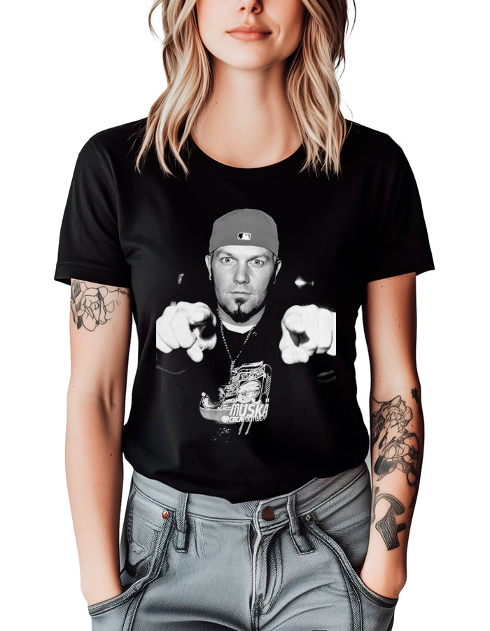 tshirt-muzyczny-damski-limp-bizkit-fred-durst Czarna damska koszulka LIMP BIZKIT z grafiką Freda Dursta w czapce do tyłu. Na zdjęciu modelka z tatuażami.