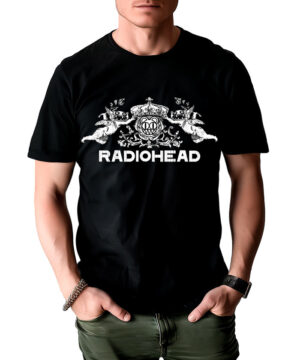 Czarna koszulka męska RADIOHEAD "Bear Crest White" z białym logo misia Radiohead na piersi, osoba z rękami w kieszeniach.