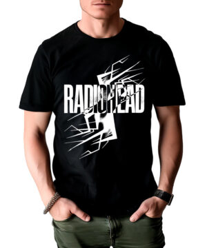 Czarna koszulka RADIOHEAD "Lightning" z wyrazistą białą grafiką i napisem, prezentowana przez osobę z rękami w kieszeniach.