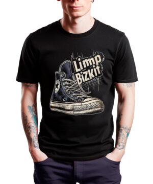 Czarna koszulka Limp Bizkit Converse z nadrukiem buta i logo na przodzie, widoczna na osobie.