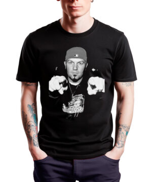 LIMP BIZKIT koszulka męska czarna z nadrukiem Freda Dursta w czapce, wskazującego na aparat. Model z tatuażami.